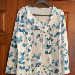 Floral Blue and White Women's Top, beautiful and new/o tags